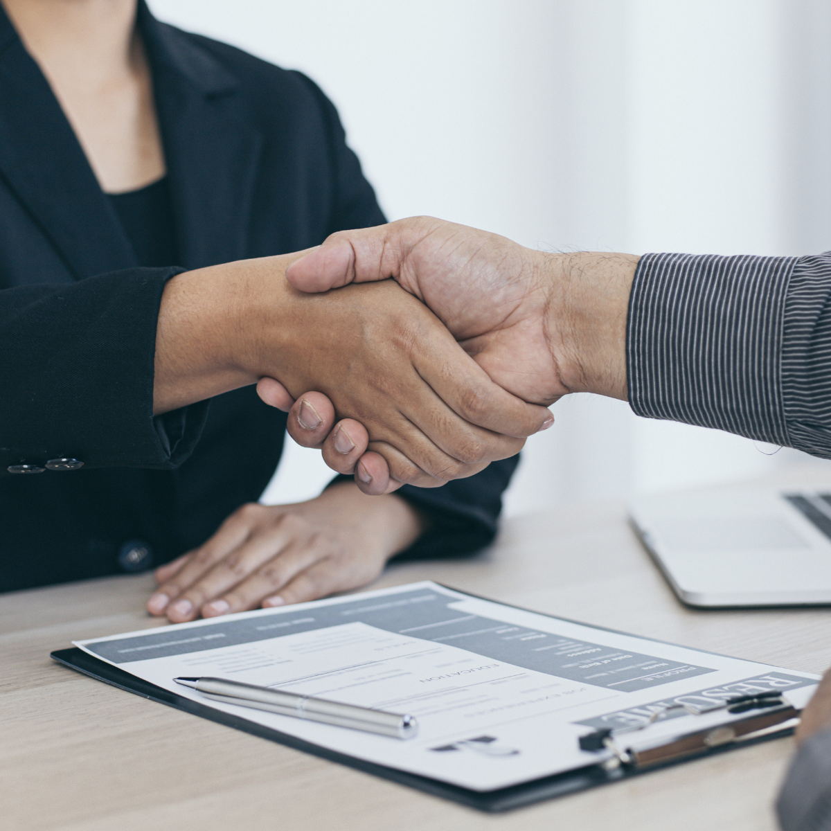 Handshake bei Vertragsabschluss