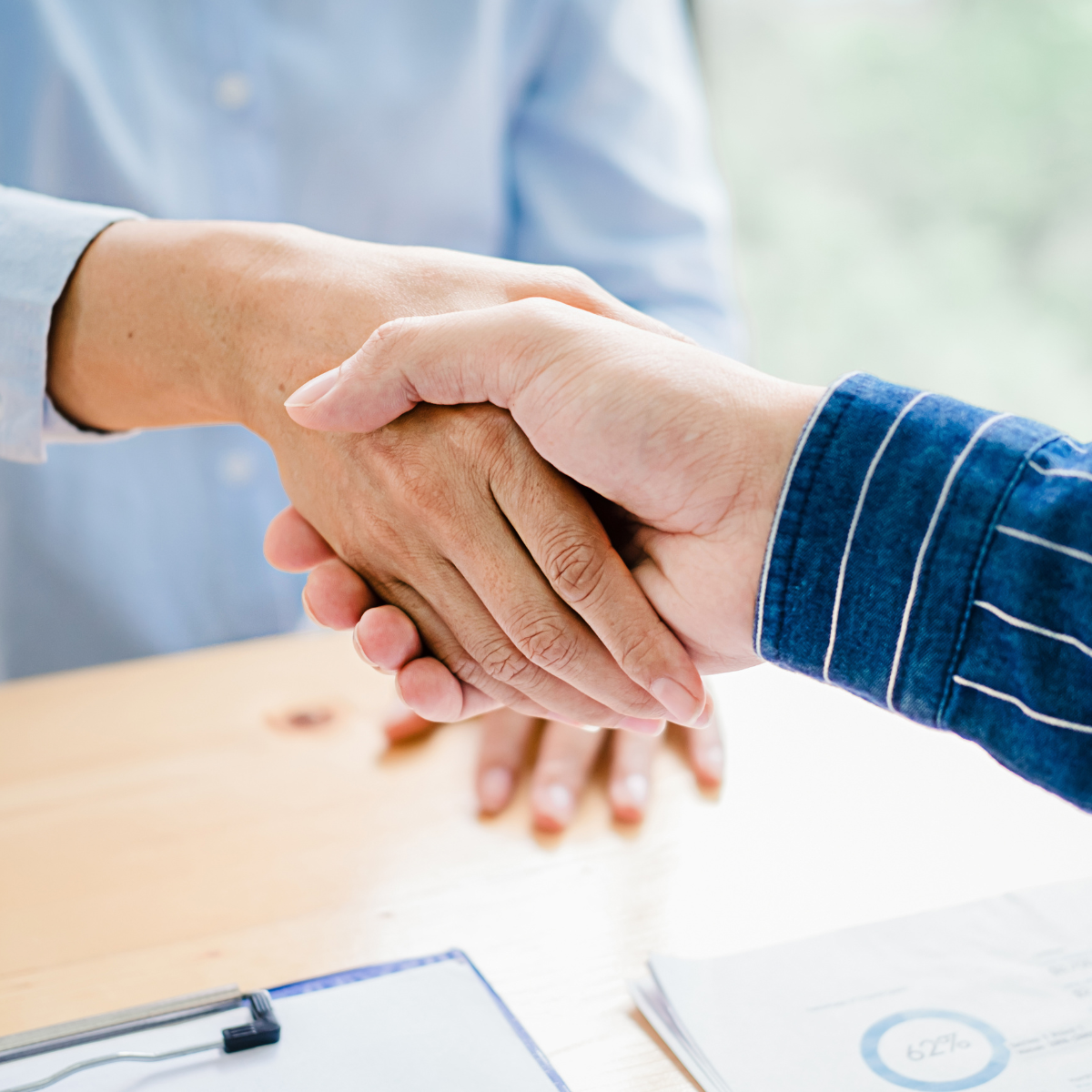 Handshake Handshake bei Vertragsunterzeichnung